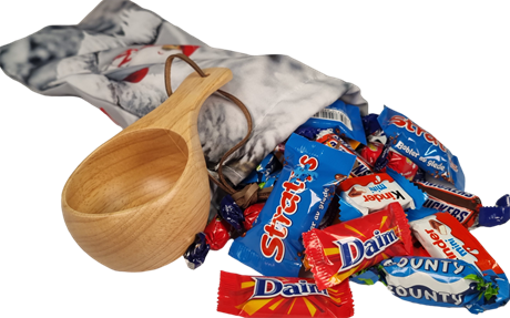 Gavepose med sjokolade og turkopp i tre