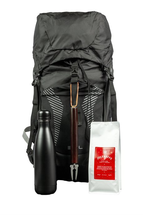 Hiking-ryggsekk-med-julekaffe-termoflaske-og-grillspyd