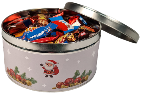 Juleboks fylt med med sjokoladebiter av kjente merkevarer