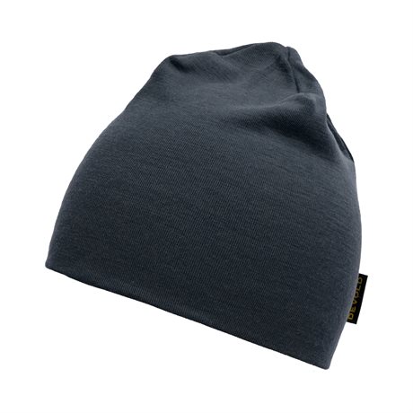 Lue-i-merinoull-fra-Devold-Basic-Beanie-nork-gra