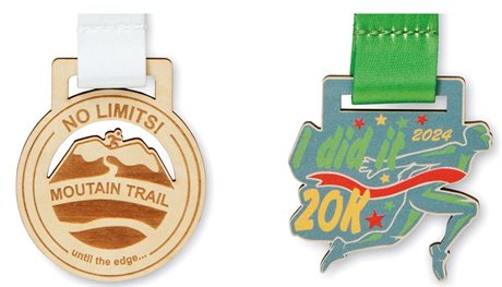 Medaljer av tre med nakkebånd av rpet