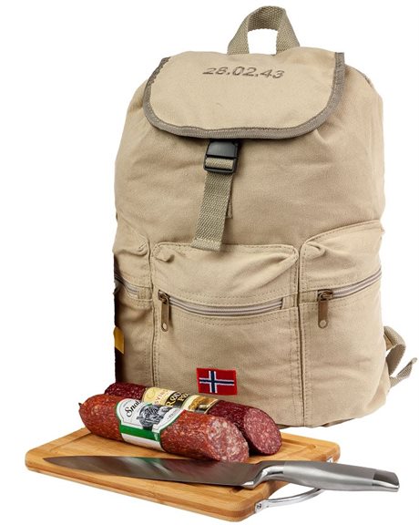 Olasekken-ryggsekk-med-norsk-flagg-pakket-med-spekepolser