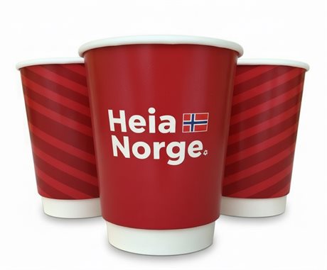 Pappkopper med trykk til fotball-VM 2026