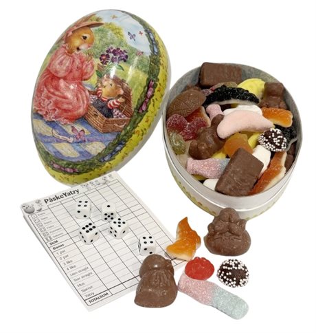 Påskeegg fylt med sjokolade smågodt og yatzy blokk