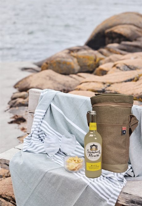Sommergave Misty kjølebag og lemonade på benk