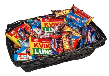 Sort påskekurv med Kvikk Lunsj og sjokoladebiter