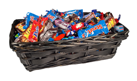 Sort trekurv fylt med innpakkede sjokoladebiter av kjewnte merkevarer