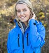 Adventure-lett-og-vanntett-skalljakke-fra-Tracker-bilde-med-dame