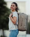 Bergans-Kompass-Daypack-30-liter-beige-med-lomme-for-pc-miljobilde