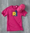 Cap og t-skjorte i samme farge med trykk rosa