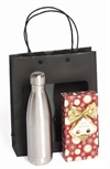 Gavepose med stårlermossflaske og konfekteske med julepapir og sløyfe julegaver