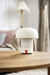 Kooduu-Sensa--PLay-oppladbar-lampe-med-JBL-hoyttaler-miljobilde