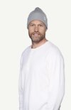 Lue-i-merinoull-fra-Devold-med-brodert-logo