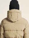 Urban-Down-Puffer-dunjakke-fra-Craft-med-brodert-logo-damejakke-beige-bak