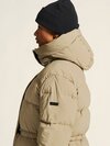 Urban-Down-Puffer-dunjakke-fra-Craft-med-brodert-logo-damejakke-beige-siden